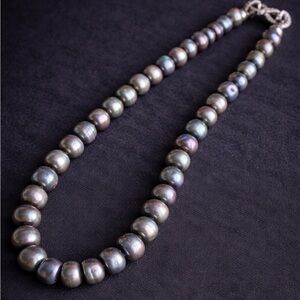 Peacock Freshwater Pearl Necklace – Iridescent Gray Green Tones